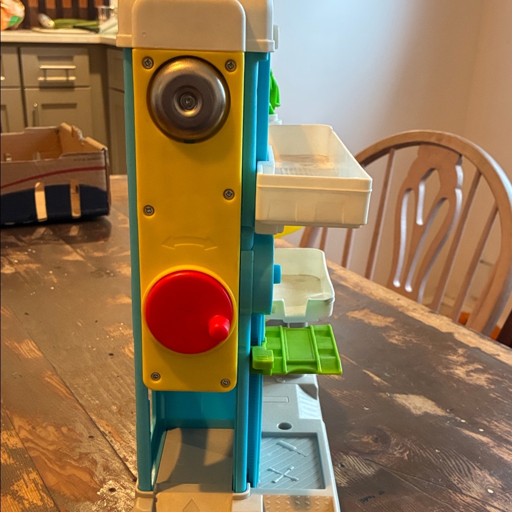 Fisher-Price Classic Car Garage & Ramp - Picture 3 of 4